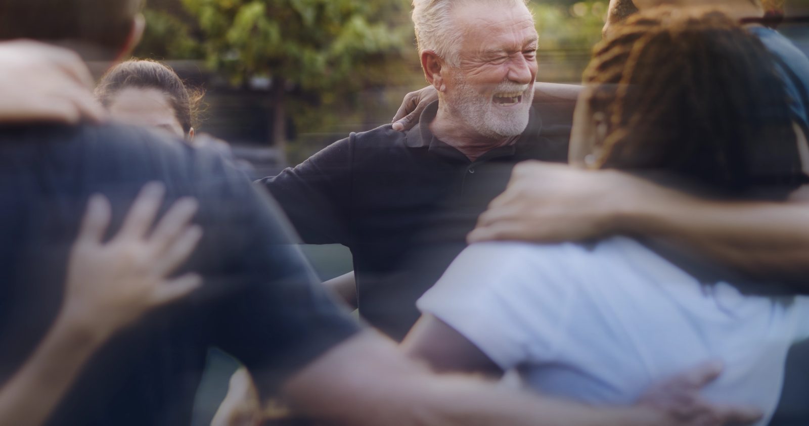Membres d’une communauté qui s’enlacent