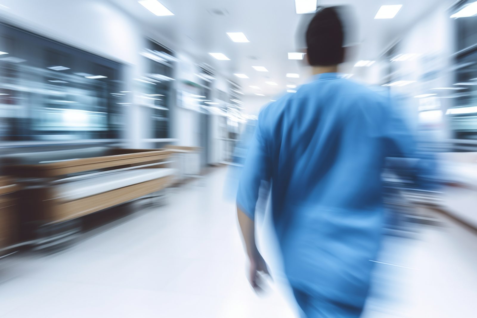 Soignant en mouvement dans un corridor d’hôpital