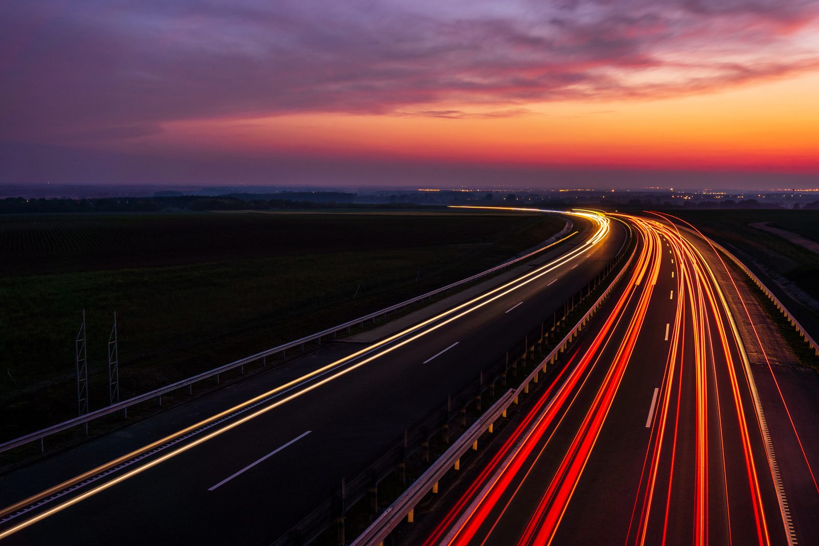 Autoroute la nuit, traînées lumineuses des phares