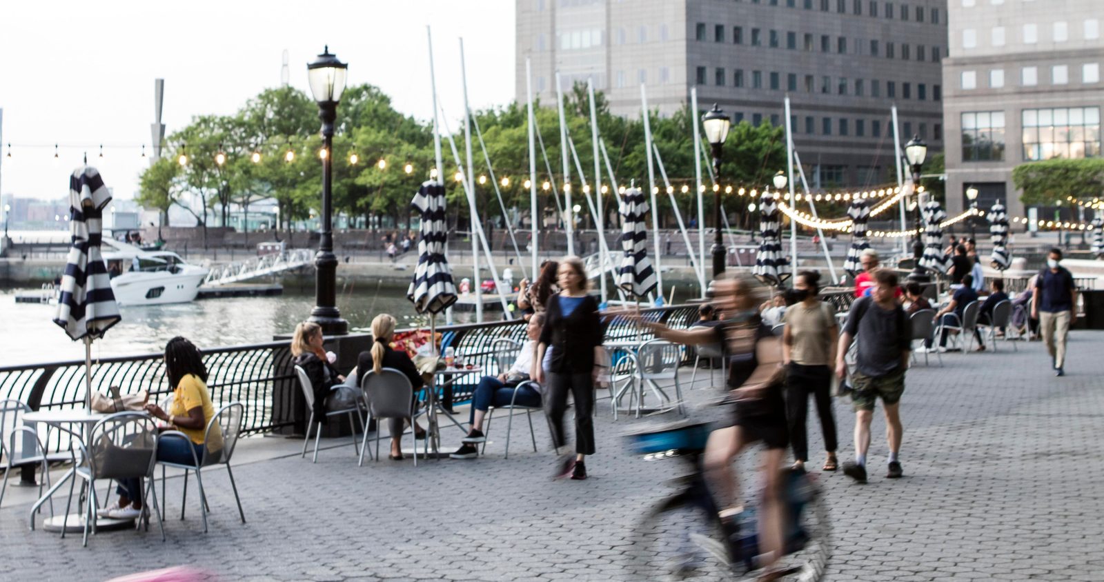 Promenade urbaine animée au bord de l’eau